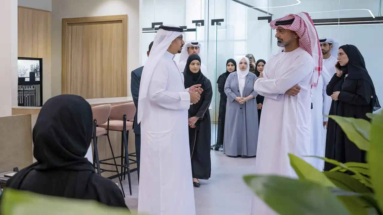 عمار بن حميد يستعرض مشاريع المكتب الإعلامي لحكومة عجمان